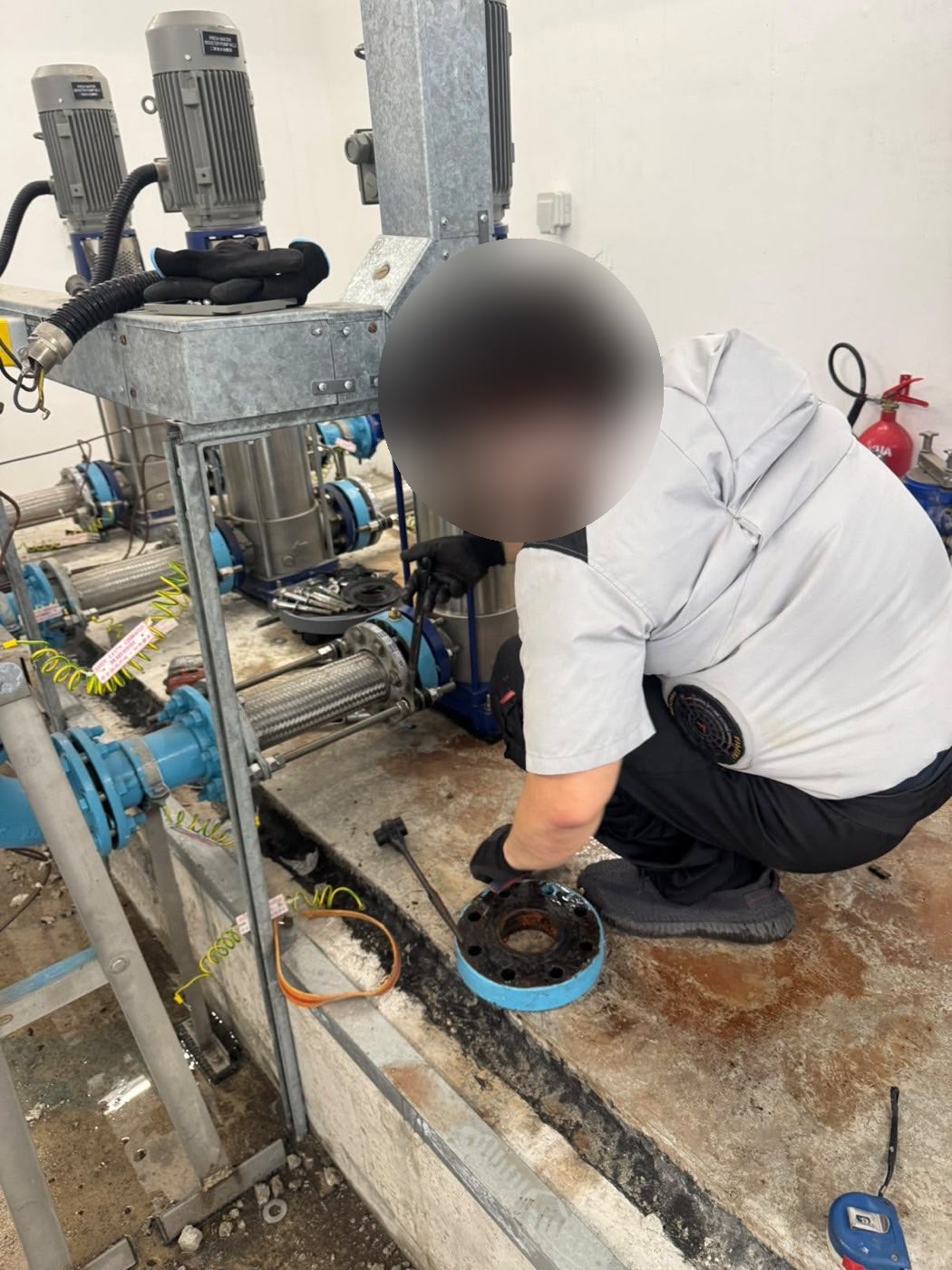 大廈水泵系統維修實況,人物頭部已模糊處理